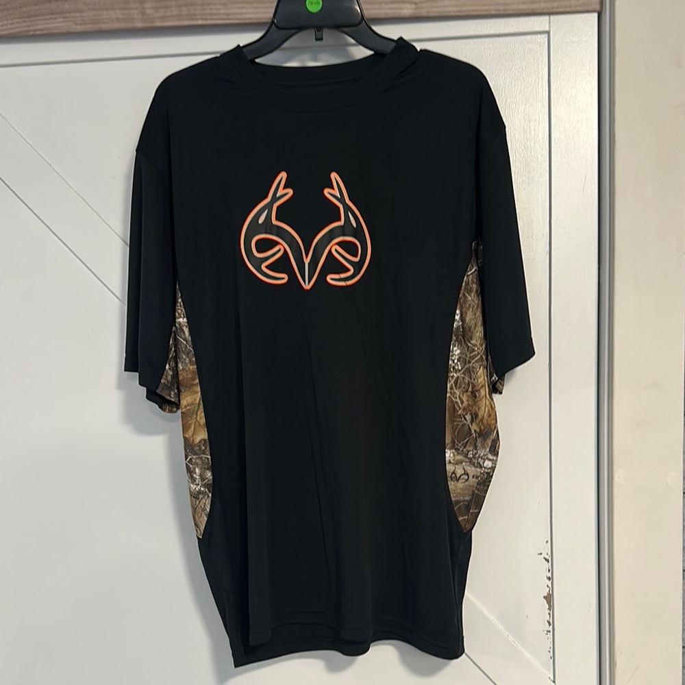Realteee Men's Black Performance Graphic T-Shirt